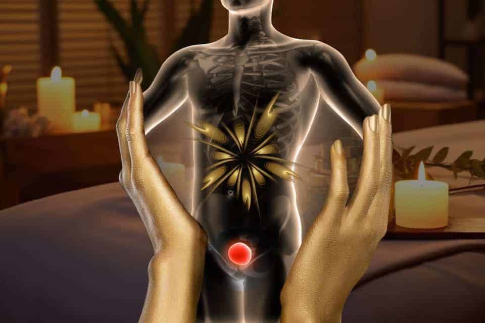 Manipulación energética corporal con manos doradas y luz.