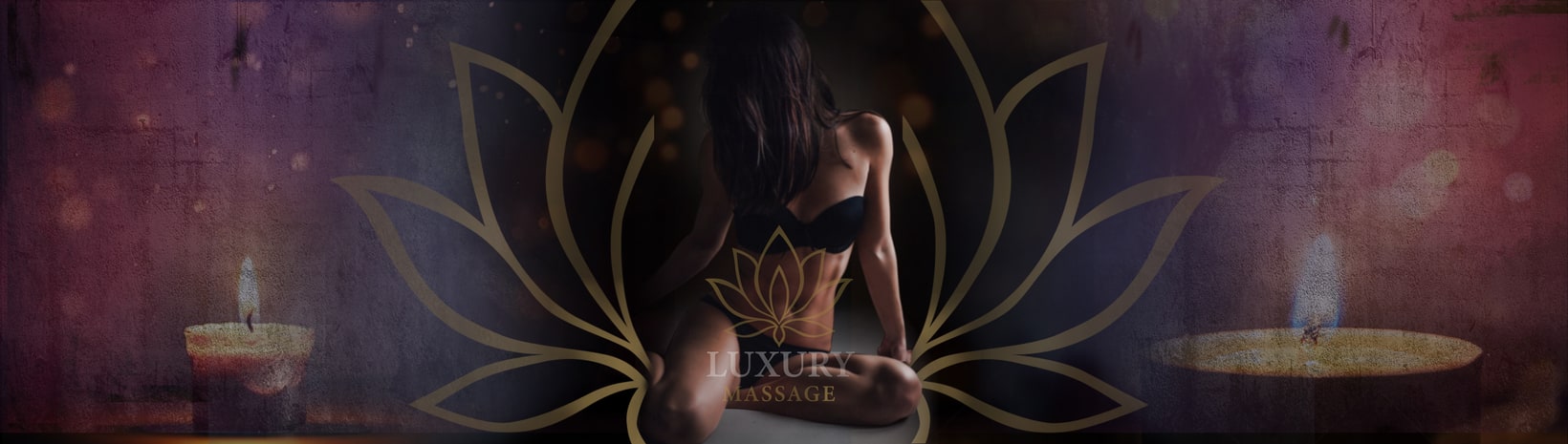 Mujer sentada con velas y logotipo de flor.